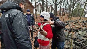 personne en train de se faire fouiller