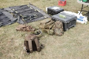 Équipement tactique et sacs militaires disposés au sol lors d’une Formation HEAT en environnement extérieur.